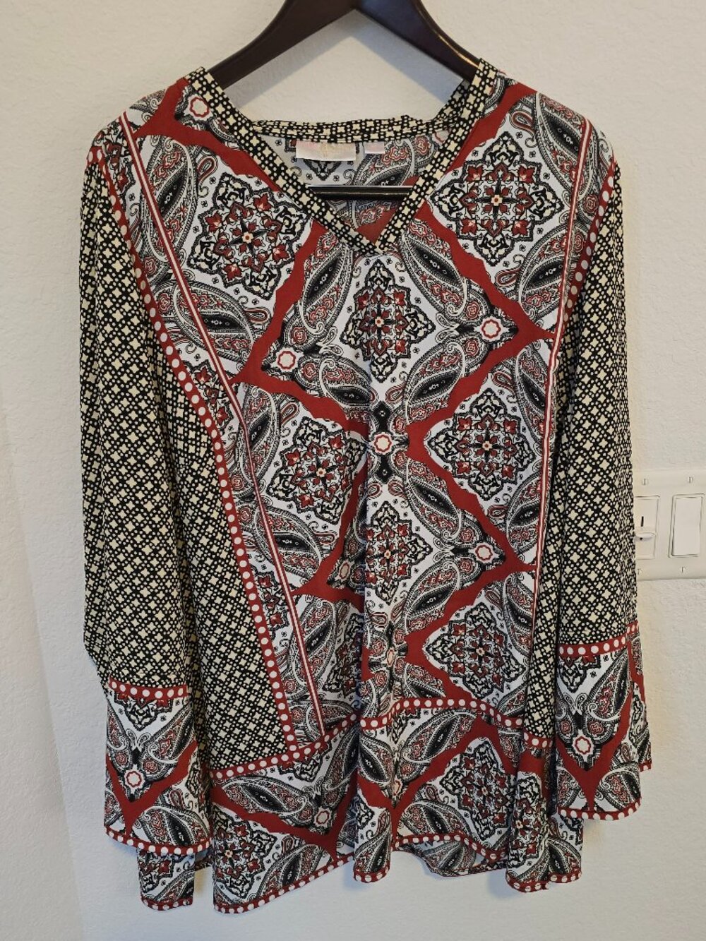 Belle Boho by Kim Gravel Border Print V-Neck Tunic - Black/White/Red - 2X EUC - Picture 2 of 10